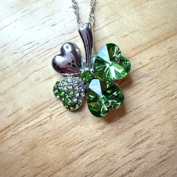 Chic Silver and Green Clover Pendant Necklace - Picture 8 of 11
